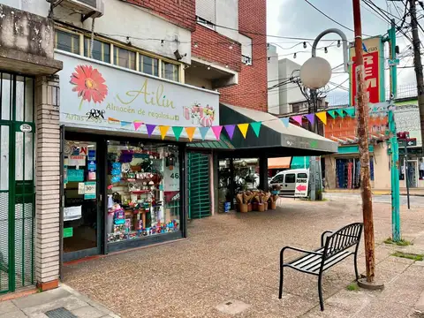 Local al frente de 3 mts de vidriera, a metros de Avda Arias