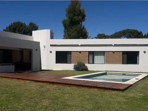 Casa en Alquiler Temporal con 2 cocheras
