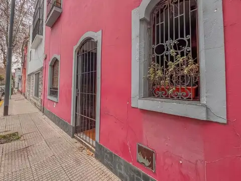 VENTA DE CASA 7 AMBIENTES CON TERRAZA A MEJORAR