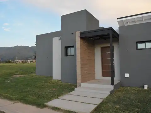 Casa 3 ambientes con 2 baños