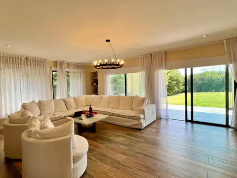 Casa en Alquiler con 5 cocheras