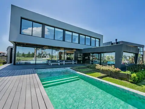 VENTA DE LUJOSA CASA AL RIO EN EL NAUDIR