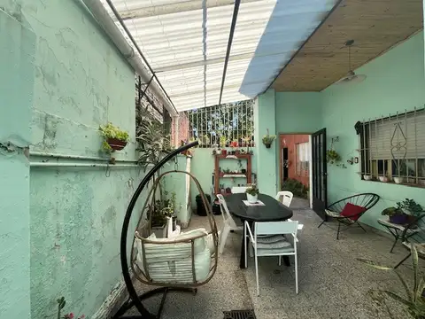 Casa 4 ambientes con 2 baños