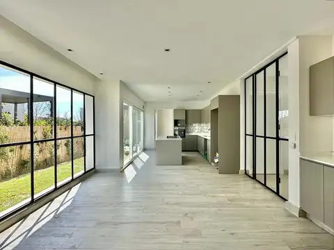 Casa 7 ambientes con 5 baños