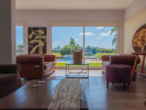 Casa en Venta con 4 cocheras