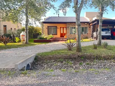 Casa en venta - 3 Dormitorios 2 Baños - Cocheras - 1.000Mts2 - Coronel Brandsen