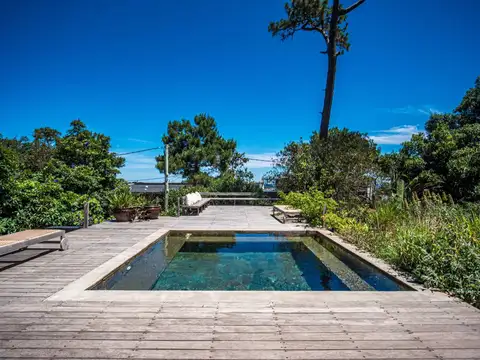 Casa en alquiler de 2 dormitorios con vista al mar y pileta en La Juanita