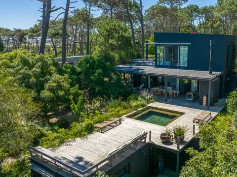 Casa en alquiler de 2 dormitorios con vista al mar y pileta en La Juanita