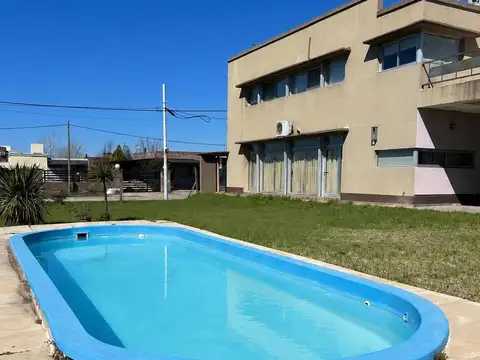 Casa de tres dormitorios en venta, pileta, cochera doble