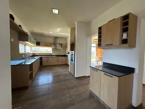 Casa 6 ambientes con 4 baños