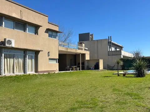 Casa de 4 dormitorios, con pileta en TDS 3