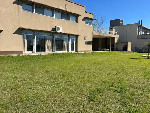 Casa de 4 dormitorios, pileta, parrillero, cochera doble