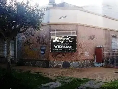 CASA de 2 dormitorios con garage más un Departamento de un dormitorio cocina y baño.