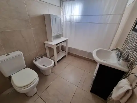 Impecable casa una planta en semicerrado.