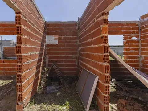 Lote en venta con construcción. Calle 6 y 471 bis. City Bell