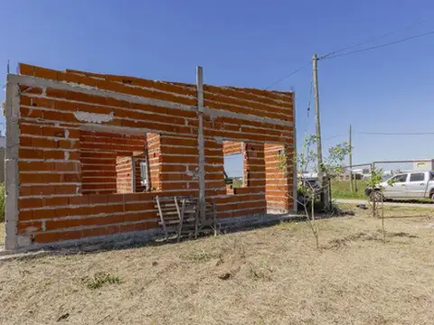 Lote en venta con construcción. Calle 6 y 471 bis. City Bell