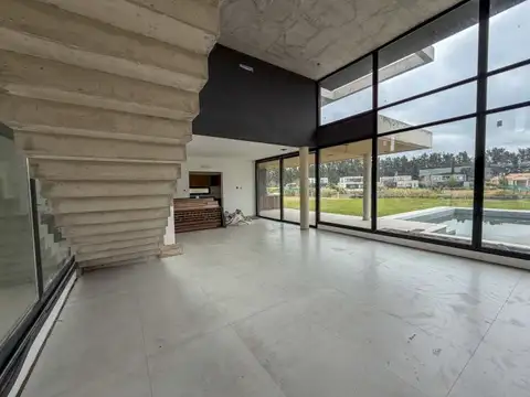 Casa 6 ambientes con 4 baños