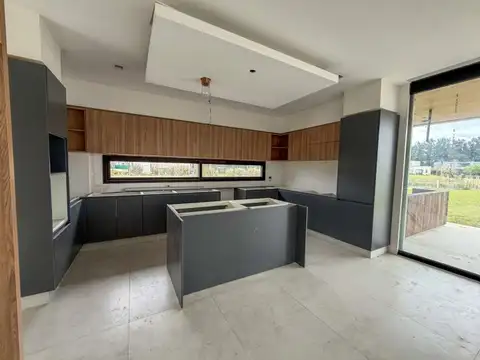 Casa en Alquiler con 2 cocheras
