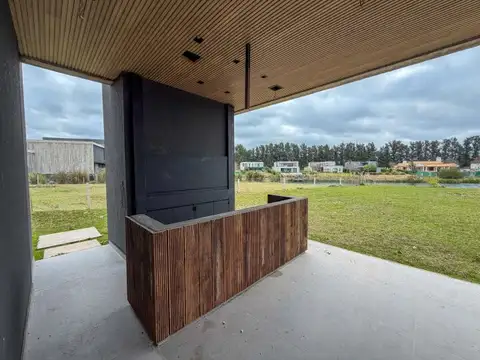 ALQUILER CASA 6 AMB EN LA CALESA CON VISTA AL LAGO
