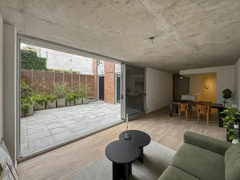 Departamento de 2 dormitorios con patio y radiadores en Lourdes