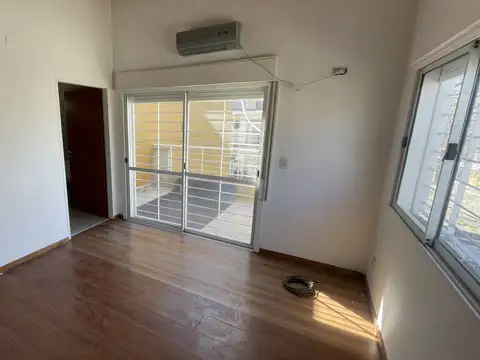 HERMOSO DUPLEX 2 amb. baño, toilete , 2 balcones terraza