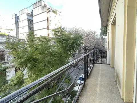 Departamento 4 ambientes | 3 dormitorios | Balcón corrido al frente | 2° piso por escalera | 2 baule