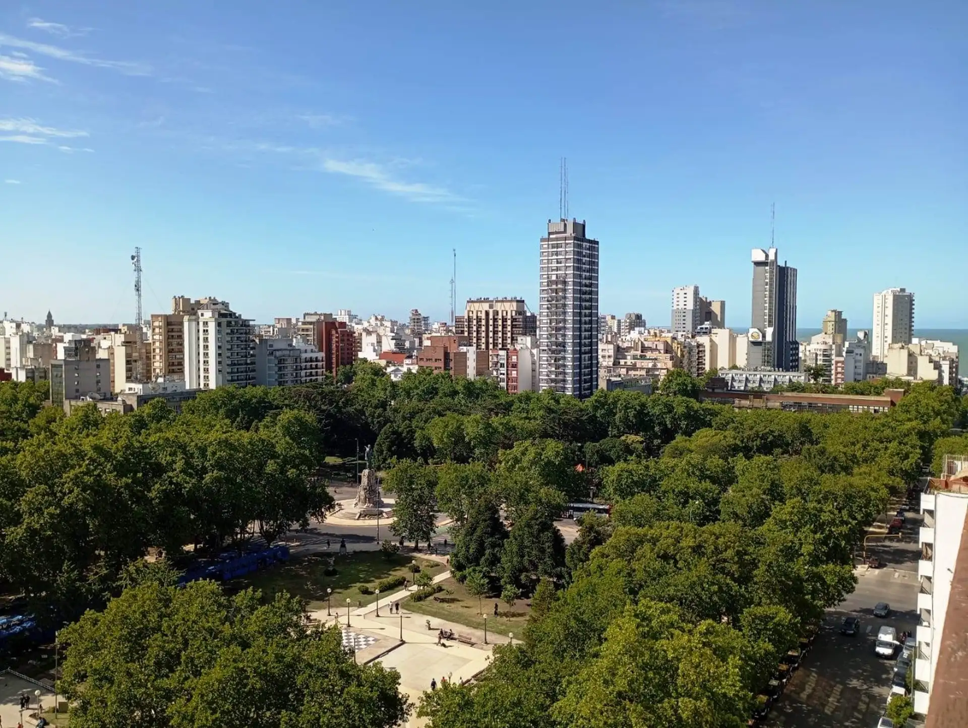 Centro -San Luis y Peatonal- 3 amb con coch y dep servic. Vista panorámica. Seguridad 24 hs