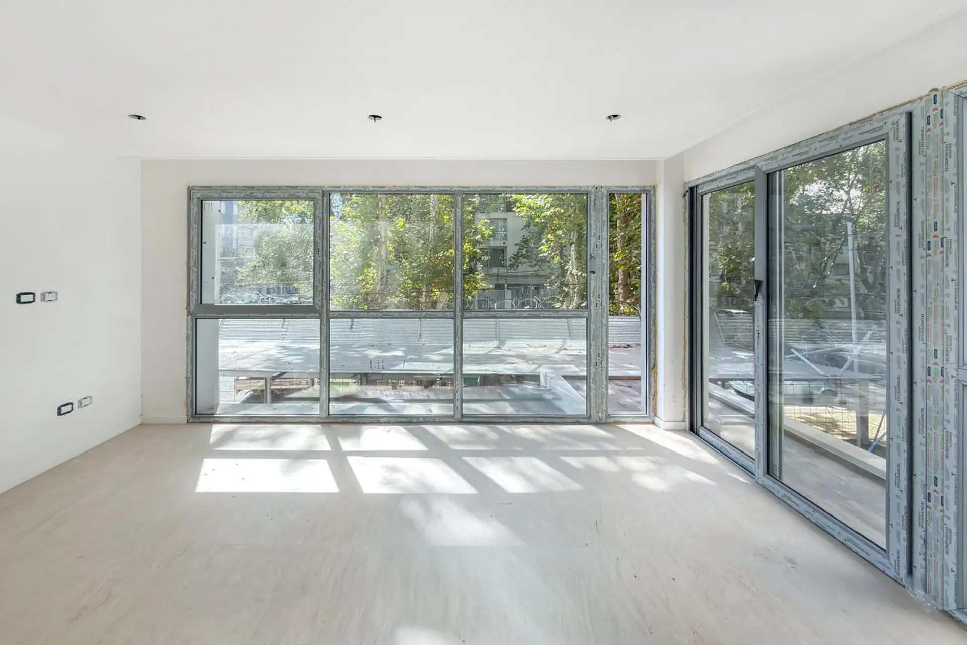 Semipiso de dos ambientes al frente con balcón, a estrenar con amenities