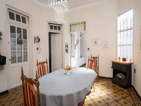 Casa al frente  + locales comerciales sobre Av.