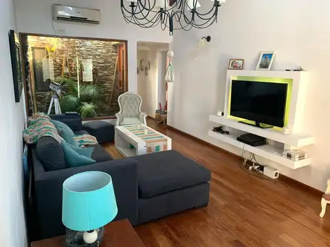 Casa en Alquiler con 2 cocheras