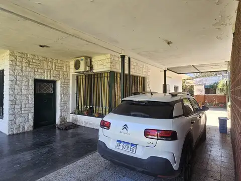 Casa 6 ambientes con 2 baños