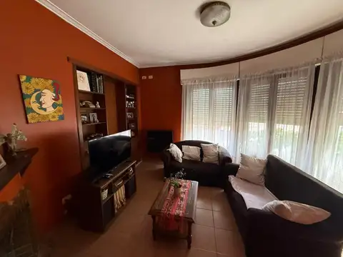 Casa en Venta con 3 cocheras