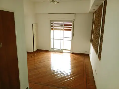 DEPARTAMENTO 4 AMBIENTES CON BALCÓN AL FRENTE. LAVALLE 75 AVELLANEDA, PISO 2º POR ESCALERA.