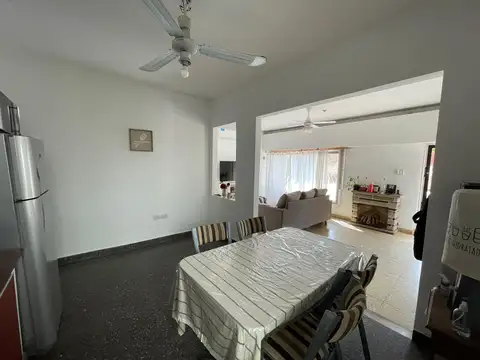 Casa 6 ambientes con 2 baños