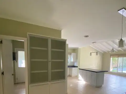 Casa en Venta en Abril Club De Campo, USD 700.000