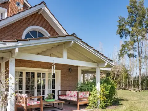 Casa 7 ambientes con 4 baños