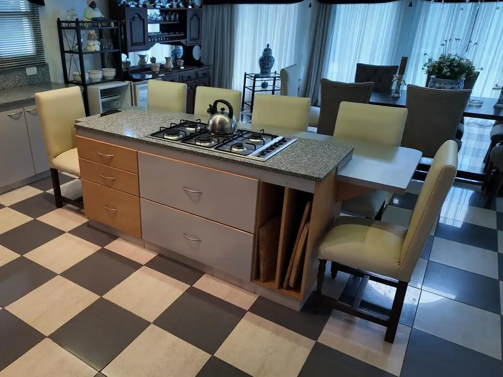 Casa - 580  m² Cubierta | 5 dormitorios | 18 años | 5 baños | 6 ambientes | 2 cocheras