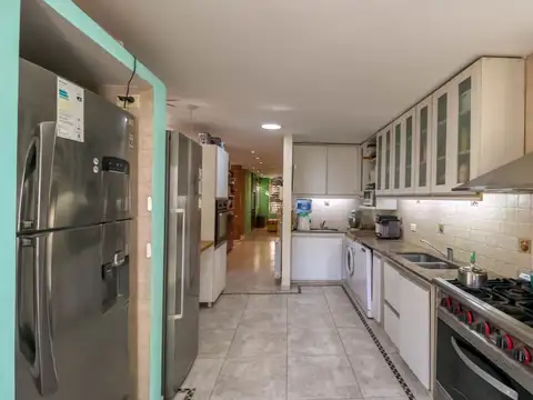 Casa en Venta con 3 cocheras