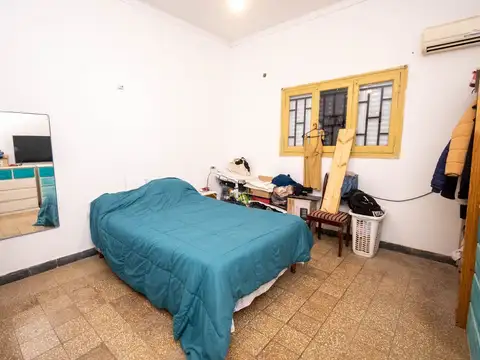 CASA CON PATIO A MTS DE GRAL. PAZ