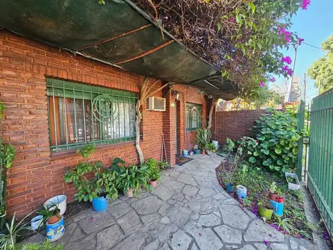 Casa en VENTA. 4 ambientes. Jardin. Pablo Podesta