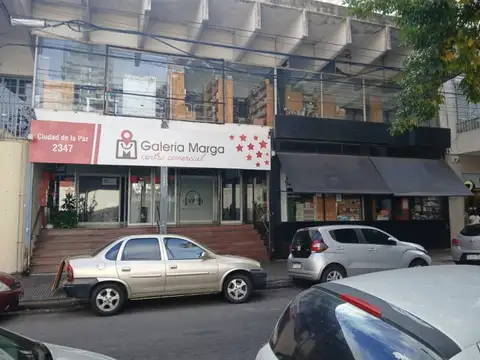 LOCAL TODO VIDRIERA   UNICO POR SU FRENTE Y UBICACION  117MTS 2 DESARROLLADO 3 PLANTAS