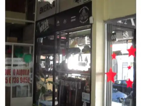 LOCAL TODO VIDRIERA   UNICO POR SU FRENTE Y UBICACION  117MTS 2 DESARROLLADO 3 PLANTAS