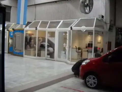 LOCAL TODO VIDRIERA   UNICO POR SU FRENTE Y UBICACION  110MTS 2 DESARROLLADO 3 PLANTAS