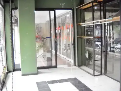 LOCAL TODO VIDRIERA   UNICO POR SU FRENTE Y UBICACION  117MTS 2 DESARROLLADO 3 PLANTAS