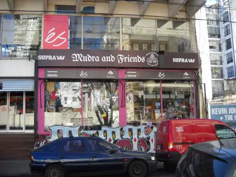 LOCAL TODO VIDRIERA   UNICO POR SU FRENTE Y UBICACION  110MTS 2 DESARROLLADO 3 PLANTAS