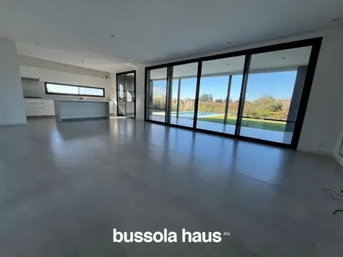 Casa en Alquiler con 2 cocheras