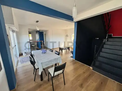 Venta Amplio Departamento en Dos Plantas con Terraza y Balcones en Caseros