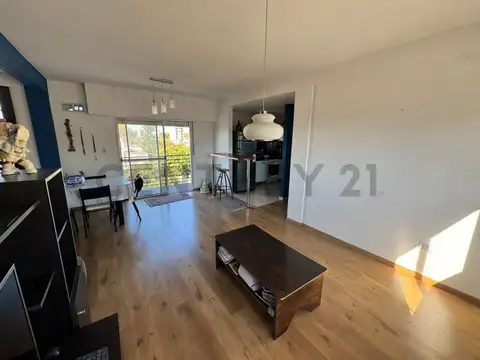 Venta Amplio Departamento en Dos Plantas con Terraza y Balcones en Caseros
