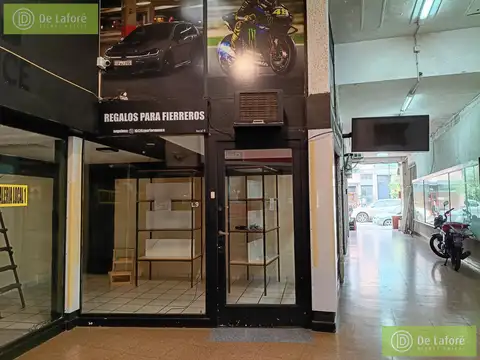 Alquiler - Local comercial en San Isidro dentro de galería con doble acceso