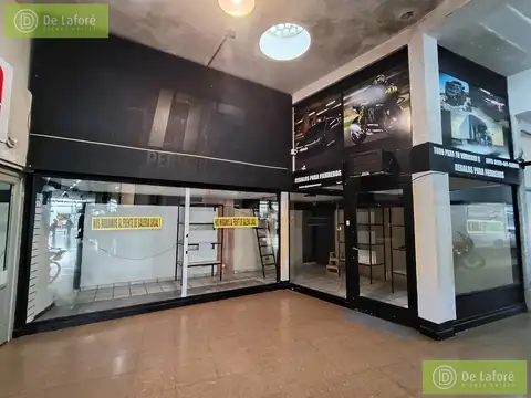 Alquiler - Local comercial en San Isidro dentro de galería con doble acceso